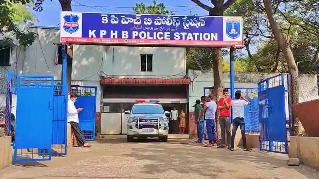 పోలీసుల పేరుతో కేసు మేనేజ్‌ చేస్తామని మోసం..ఇద్దరు అరెస్టు