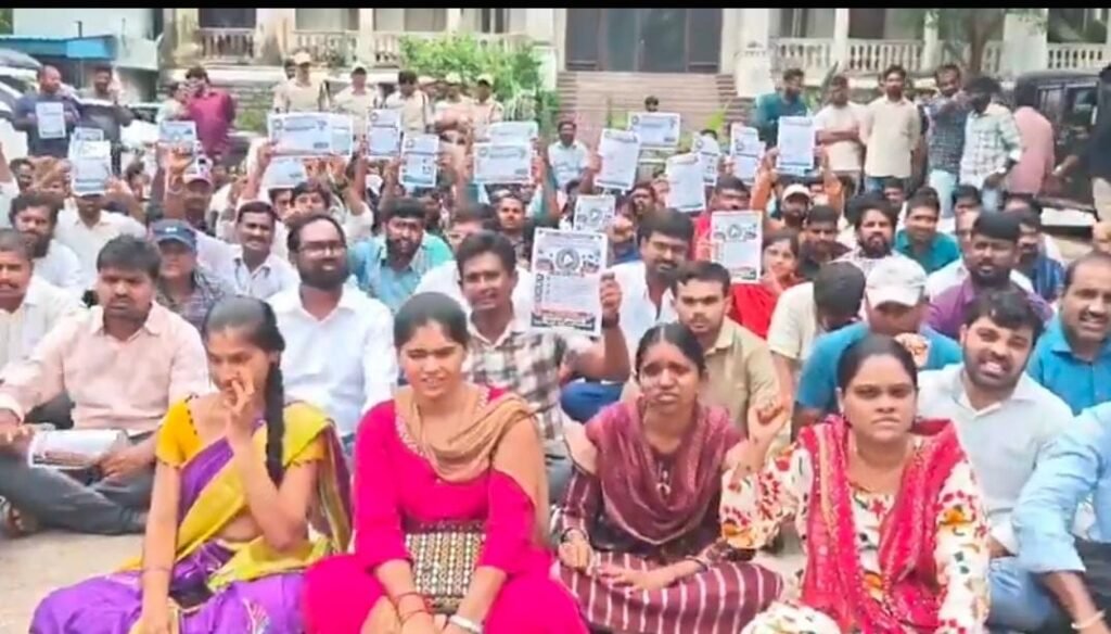 సీసీఎల్ఏ ముందు భూ భారతి ఉద్యోగుల ధర్నా