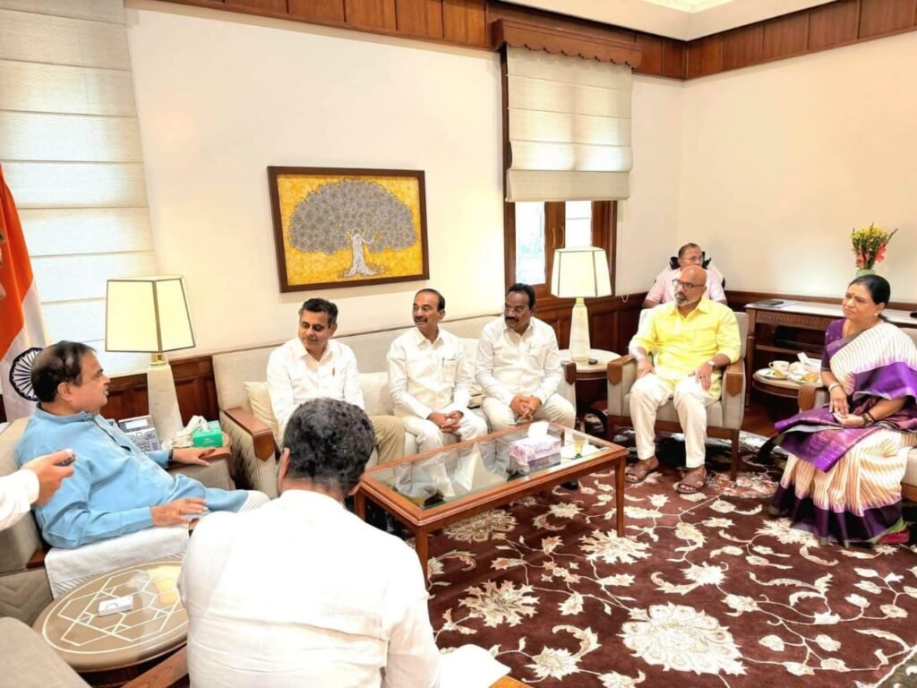 కొంపల్లి, ఉప్పల్ సర్వీసు రోడ్లను వెంటనే బాగు చేయండి: ఎంపీ ఈటెల