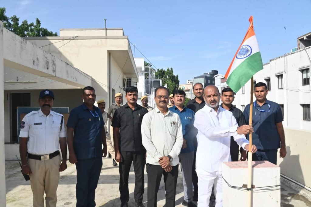 ప్రతి ఇంటిపై జాతీయ జెండా ఎగరేయాలి:కేంద్ర మంత్రి బండి సంజయ్‌