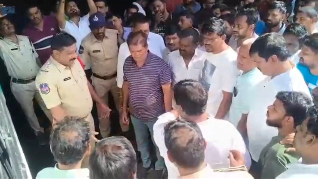 ఫీజులు కట్టలేదని కాలేజీ నుండి గెంటేస్తున్నారు..!