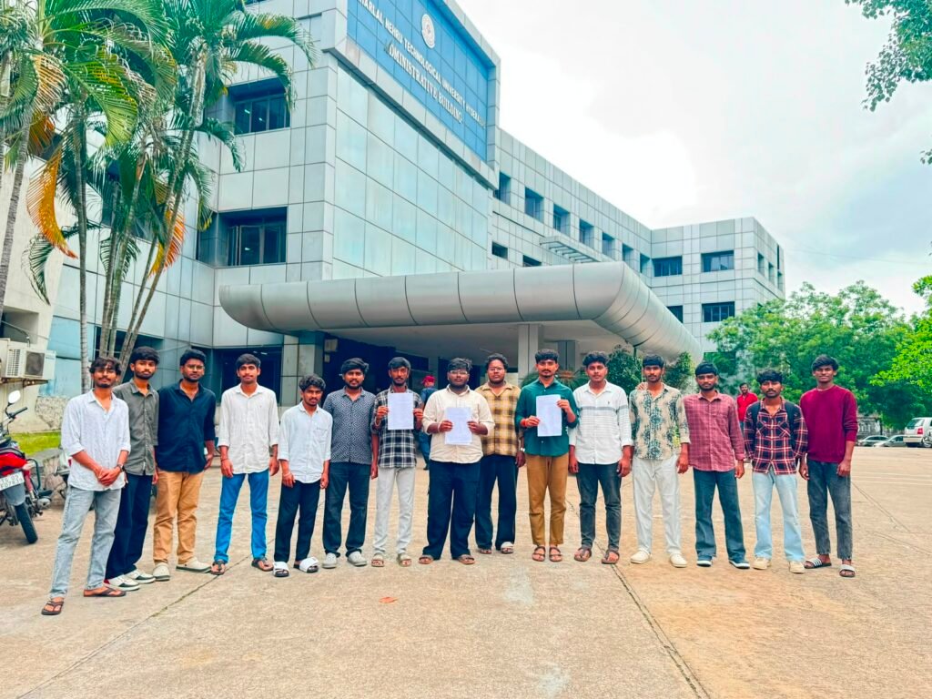 JNTUHలో పార్ట్‌టైమ్‌ పీహెచ్‌డీ స్కాలర్‌పై విద్యార్థుల ఫిర్యాదు
