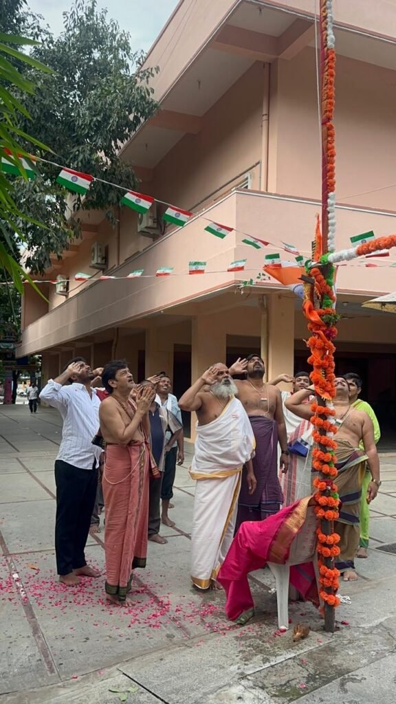 అర్చకుల ఆధ్వర్యంలో జాతీయ పతాకావిష్కరణ..కూకట్ పల్లి లో ఘనంగా స్వాతంత్ర్య దినోత్సవ వేడుకలు
