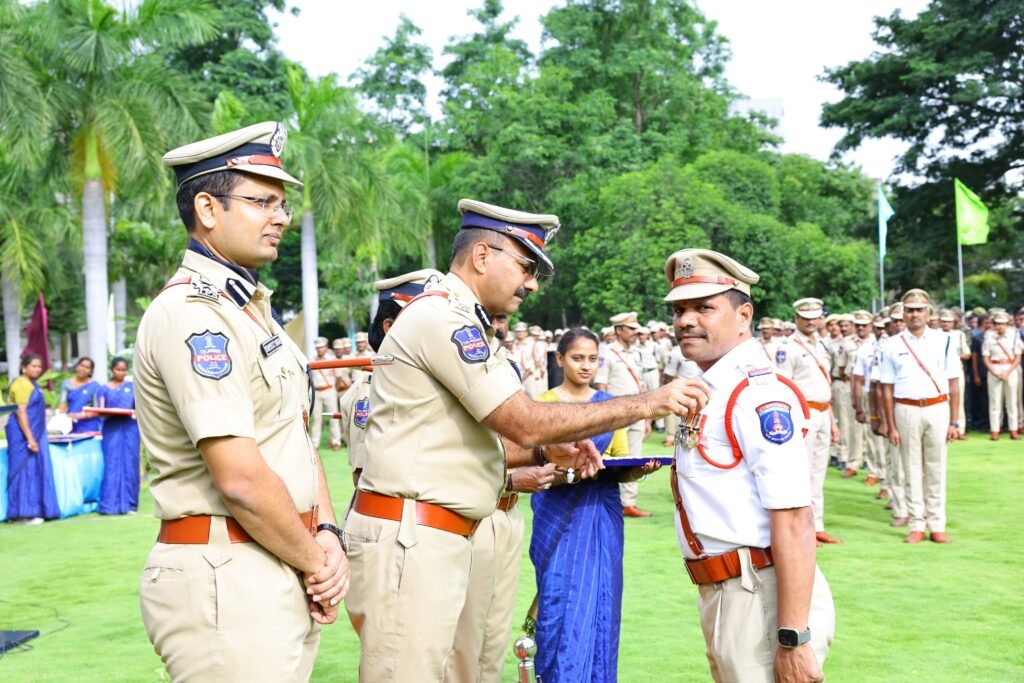 గచ్చిబౌలి ట్రాఫిక్ ఇన్‌స్పెక్టర్ నర్సింహా రాజుకు ప్రతిష్టాత్మక సేవా మెడల్