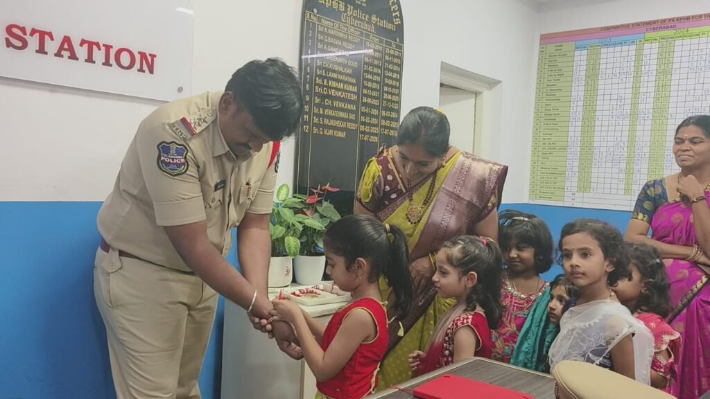 Raksha Bandhan: ఖాకీ చేతికి ప్రేమబంధం.. సీఐకి రాఖీ కట్టిన చిన్నారులు