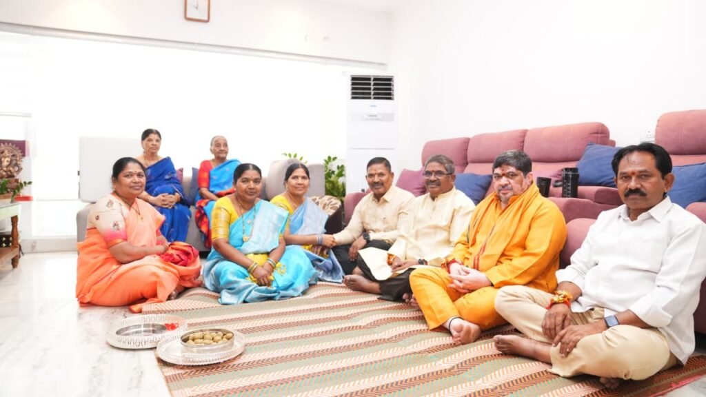 Ponnam Prabhakar: మంత్రి పొన్నం నివాసంలో ఘనంగా రాఖీ పౌర్ణమి వేడుకలు