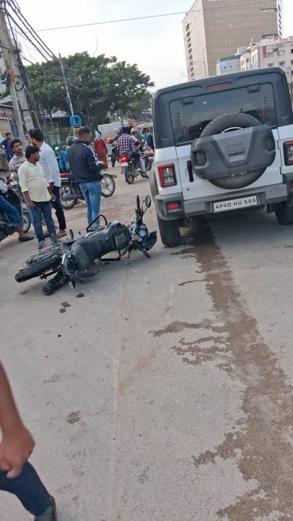 కొండాపూర్‌లో రోడ్డు ప్రమాదం.. ఒకరు మృతి, మరొకరికి గాయాలు