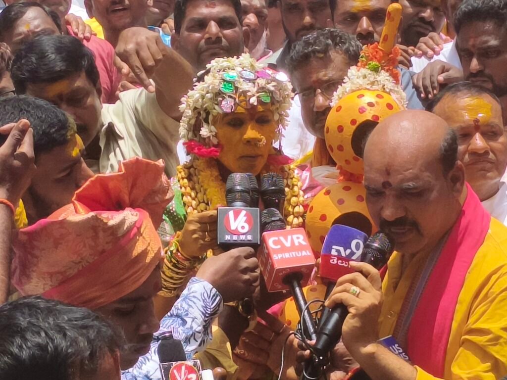 సమృద్ధిగా వర్షాలు, పాడిపంటలు.. భవిష్యవాణిలో కె. అనురాధ