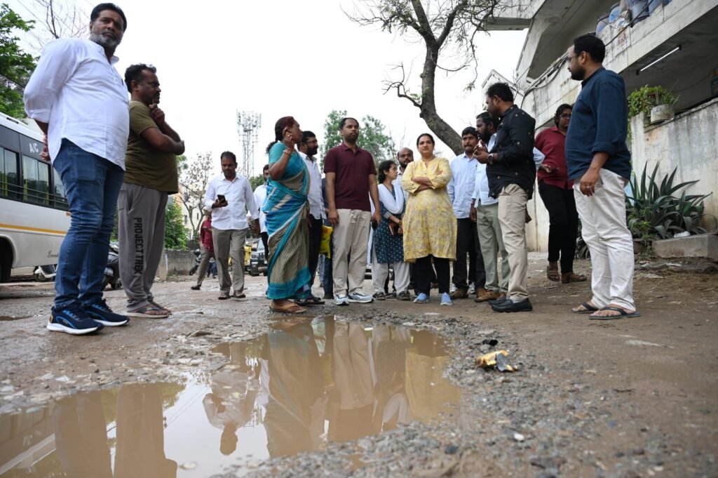 సుభాష్ నగర్ వార్డులో సీఎంసీ కమిషనర్ శ్రీజన పర్యటన