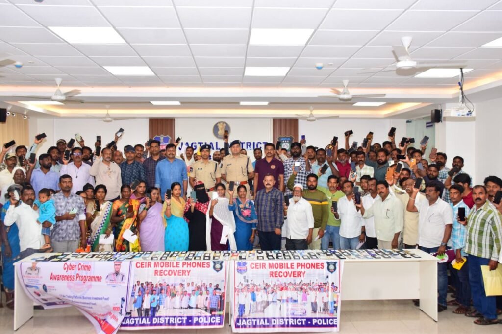 జగిత్యాల జిల్లాలో 102 మొబైల్ ఫోన్ల రికవరీ.. బాధితులకు అందజేసిన ఎస్పీ అశోక్ కుమార్