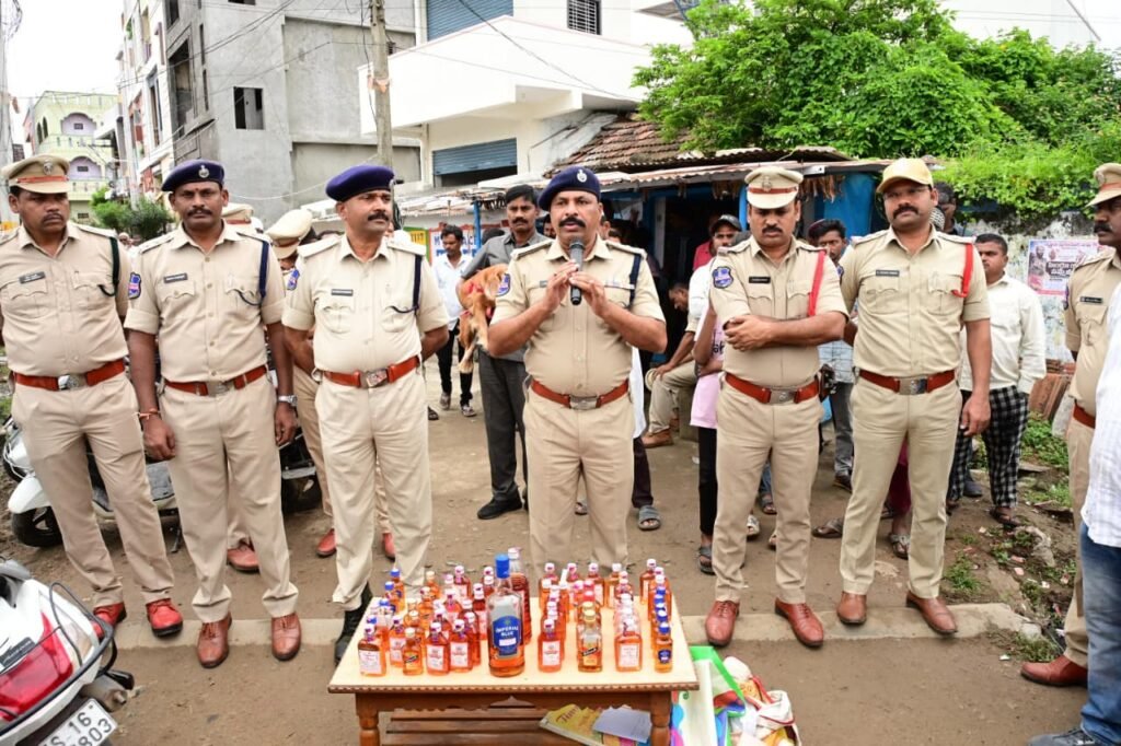ఆదిలాబాద్ తిరుపెల్లి వాడలో కమ్యూనిటీ కాంటాక్ట్ కార్యక్రమం