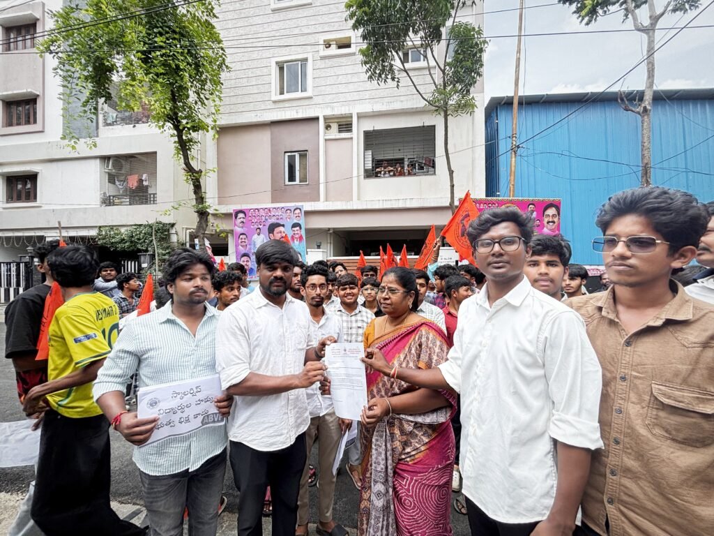 ఫీజు రీయింబర్స్మెంట్, స్కాలర్‌షిప్‌లపై అసెంబ్లీలో గళం వినిపించాలి: ఏబీవీపీ డిమాండ్