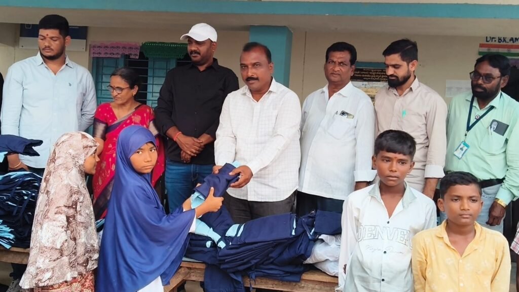 విద్యార్థినులకు డబుల్‌ బెనిఫిట్‌.. యూనిఫామ్‌లు, హెచ్‌పీవీ టీకాలు