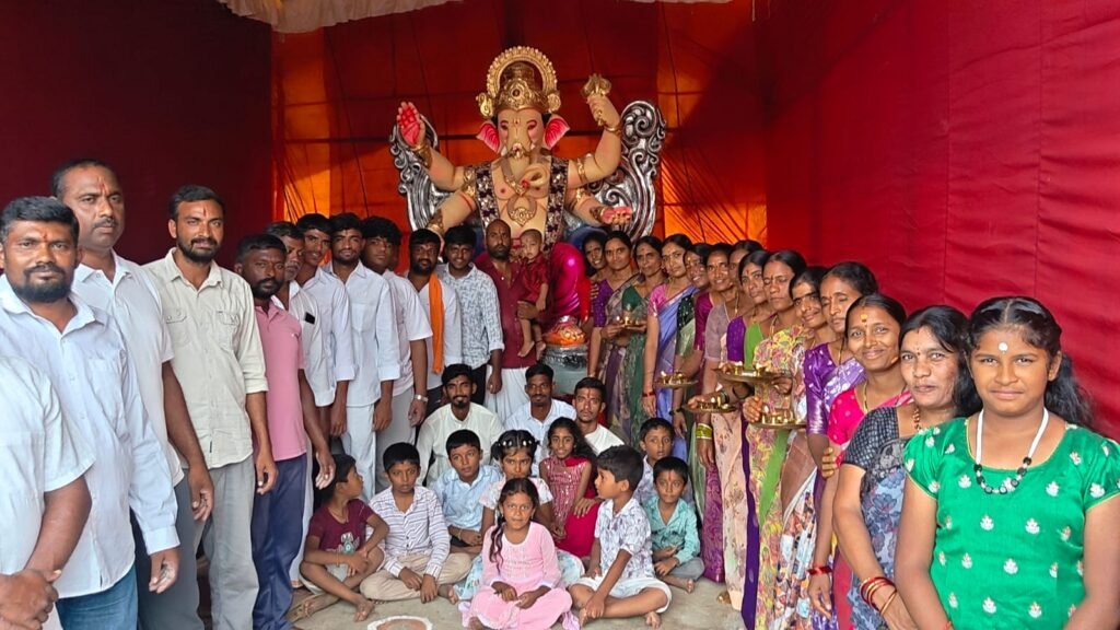 కార్ల కాన్వాయ్‌లో గణనాథుడి గ్రాండ్ ఎంట్రీ..