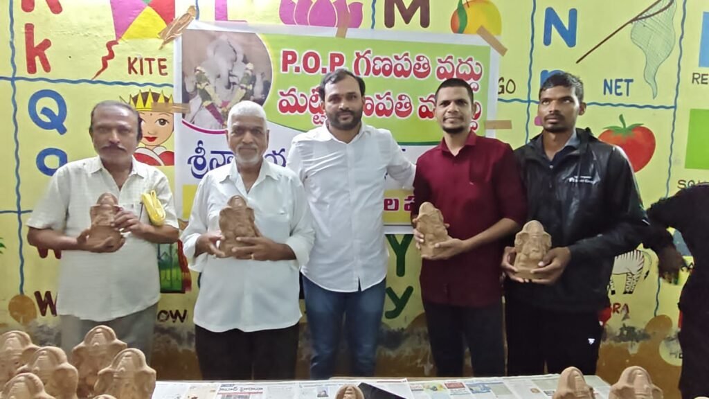 14 ఏళ్లుగా మట్టి వినాయకులను పంపిణీ చేస్తున్న నారాయణ పాఠశాల