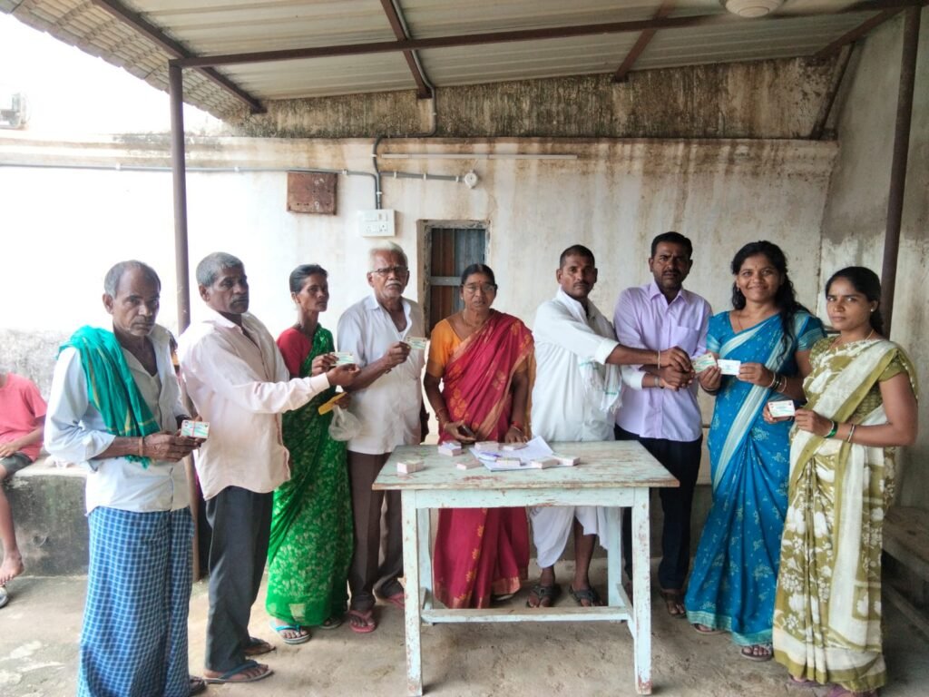 బెలియా తండాలో స్మార్ట్ రేషన్ కార్డుల పంపిణీ