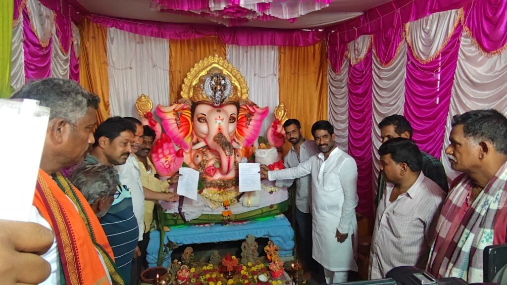 గణనాథుడికి బీఆర్‌ఎస్ నేత వినూత్న వినతి.. అక్రమాల విముక్తికై మహాగణపతికి అర్జీ!