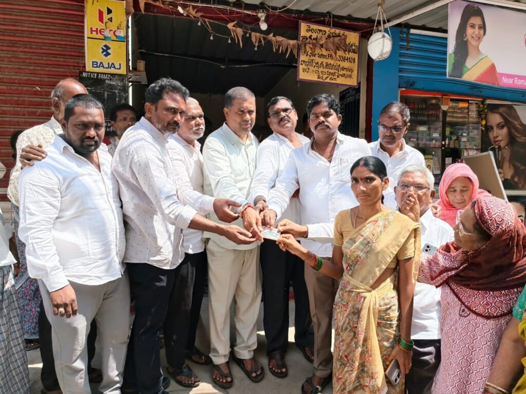 హైదర్ నగర్‌లో స్మార్ట్ రేషన్ కార్డుల పంపిణీ