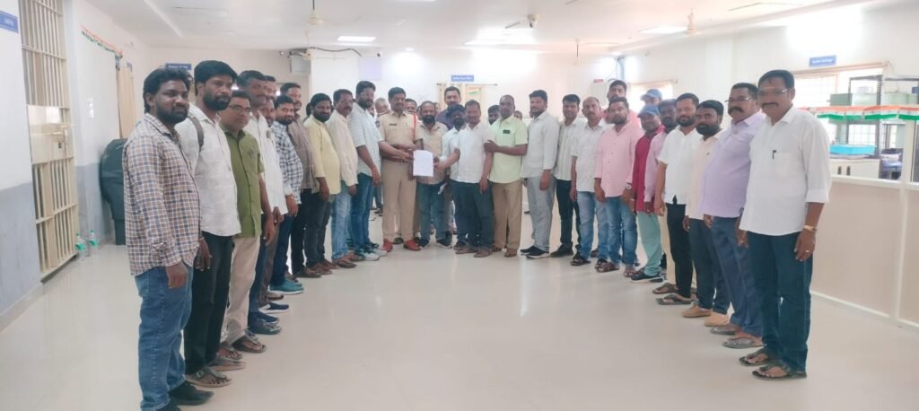 విలేకరుల ముసుగులో వసూళ్ల కు పాల్పడితే ఊరుకోం..